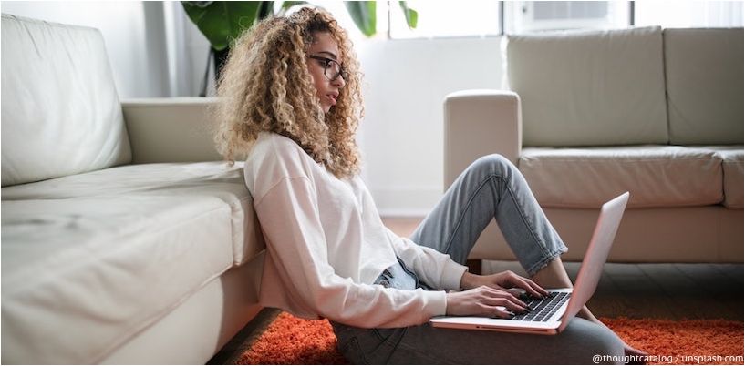 Mädchen, das auf Laptop schreibt