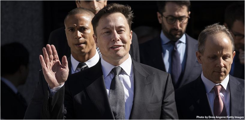 Elon Musk winkt mit der Hand