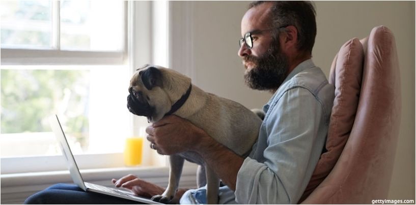 junger Mann arbeitet mit Laptop im Café