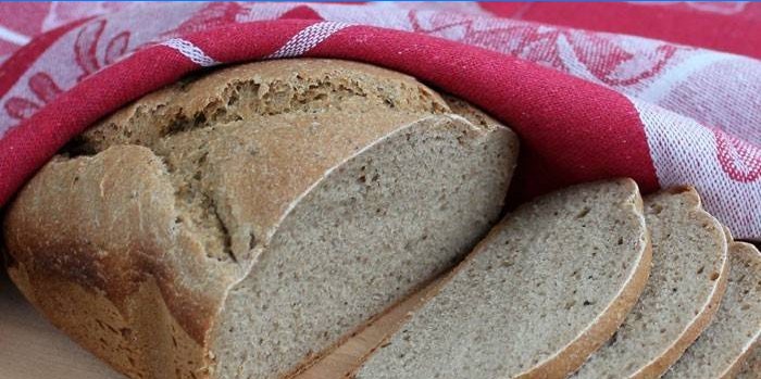 In Scheiben geschnittenes Roggenbrot