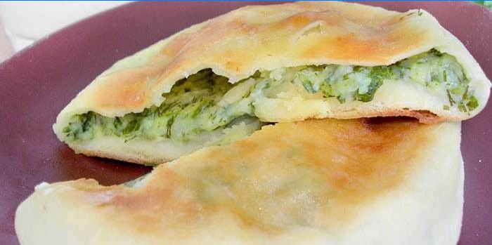 Khachapuri gefüllt mit Gemüse und Käse