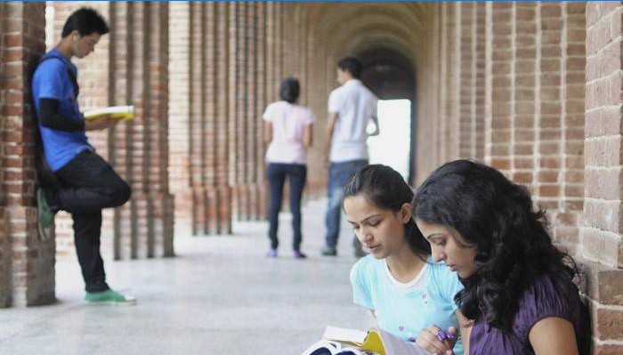 Die Schüler wiederholen das Lehrbuch