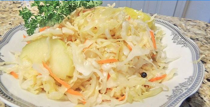 Sauerkraut mit Karotten und Äpfeln