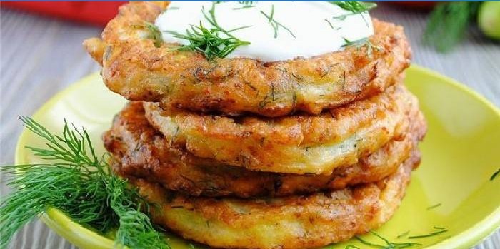 Zucchinistückchen mit Fleisch und Knoblauch