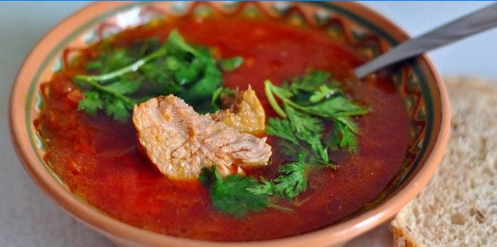 Heiße Rote-Bete-Suppe mit Fleischbrühe