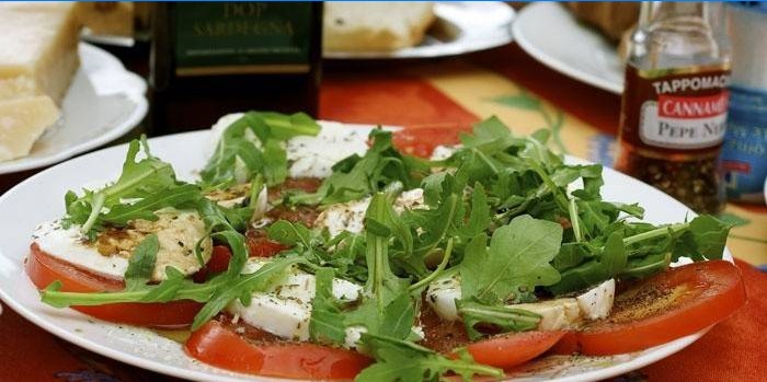 Caprese-Salat mit frischem Rucola