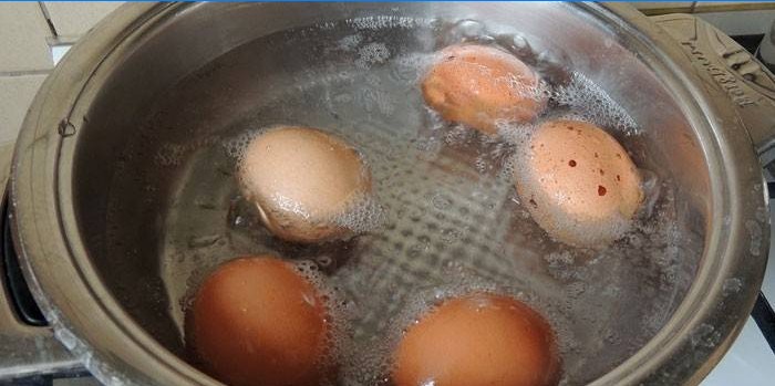 Eier in kochendem Wasser gekocht.