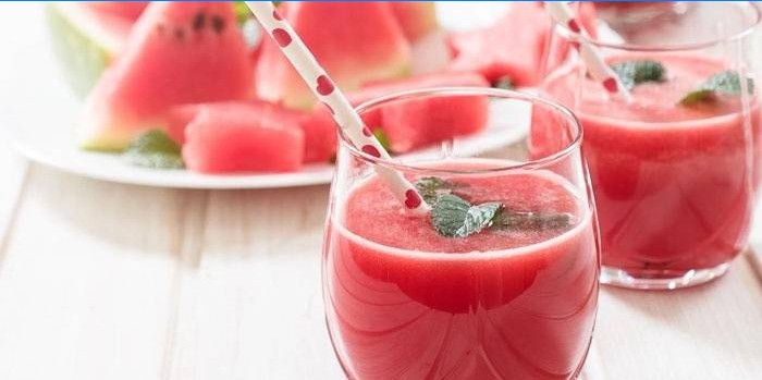 Smoothies in Gläsern und Wassermelonenscheiben