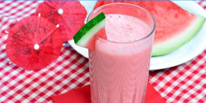 Eis und Wassermelonen-Smoothies in einem Glas