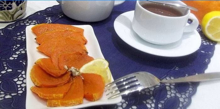 Gebackener Kürbis mit Honig und einer Tasse Tee