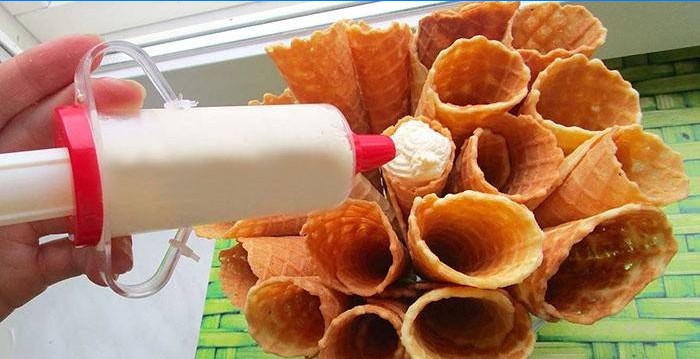 Waferrollen mit Füllung füllen