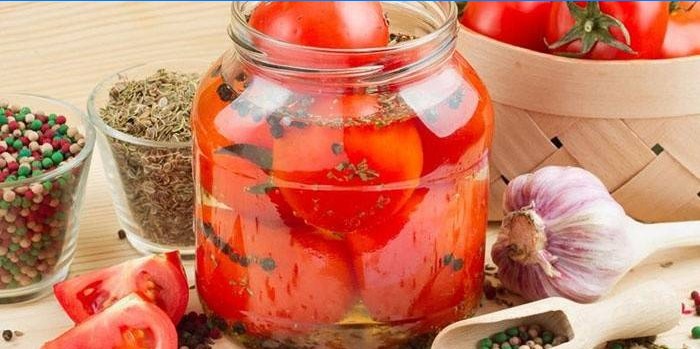 Gesalzene Tomaten in einem Glas