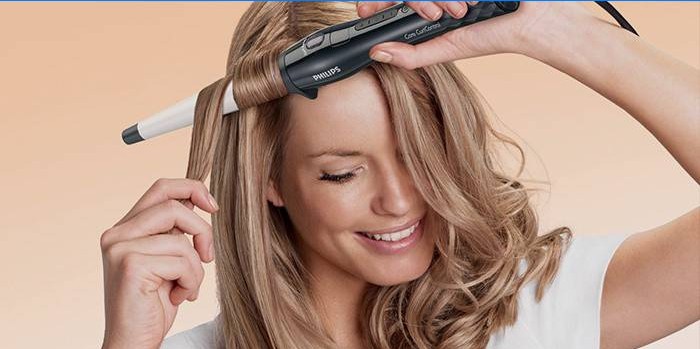 Modische Locken mit Lockenstab gewickelt