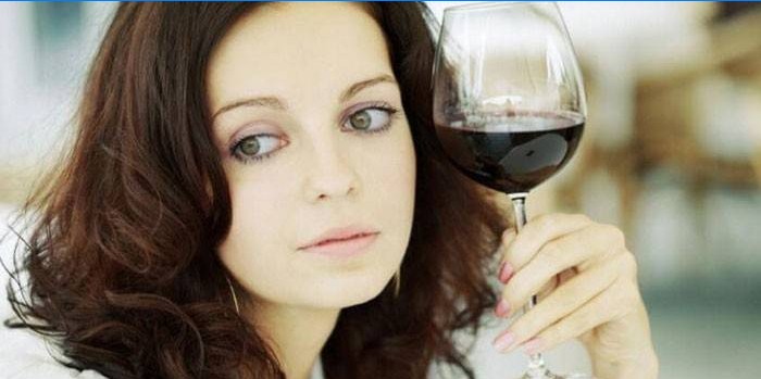 Mädchen mit einem Glas Wein