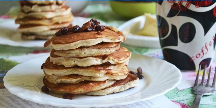 Klassische Pfannkuchen mit Banane und Trockenfrüchten