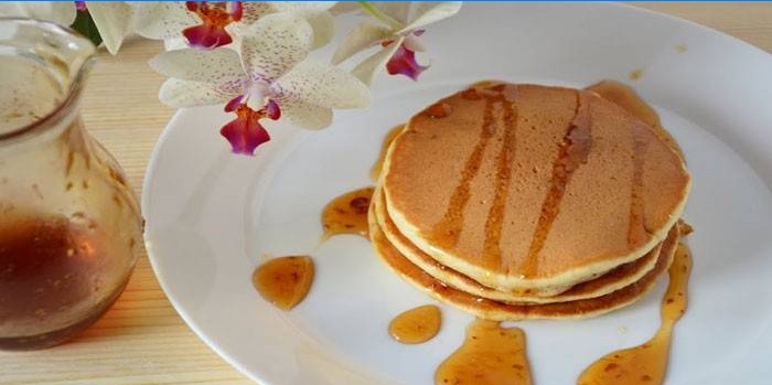 Kefirpfannkuchen mit Banane auf einem Teller