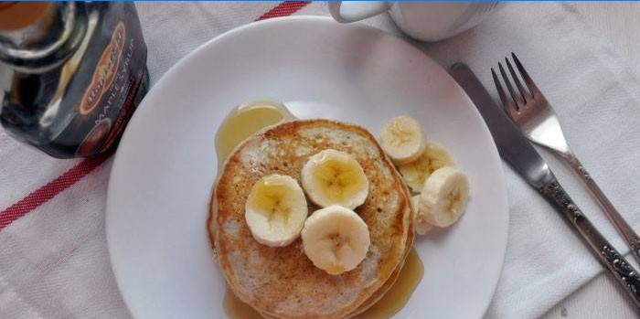 Bananenpfannkuchen auf einem Teller