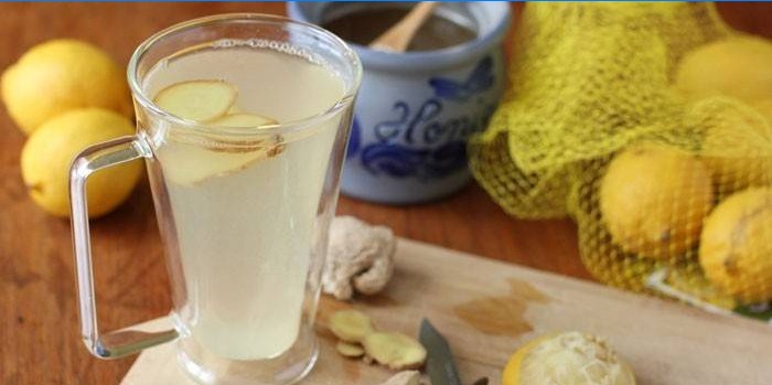 Ingwer und Zitrone trinken in einer Tasse