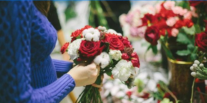 Mädchen macht einen Blumenstrauß