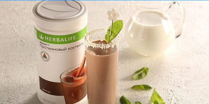 Herbalife Protein Shake in einem Glas und fertig in einem Glas