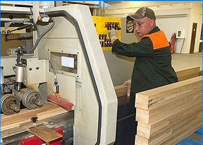 Holzfenster aus geklebten Balken