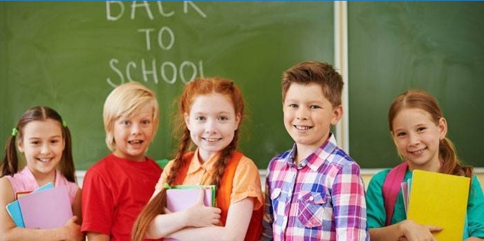 Kinder im Klassenzimmer vor der Tafel.