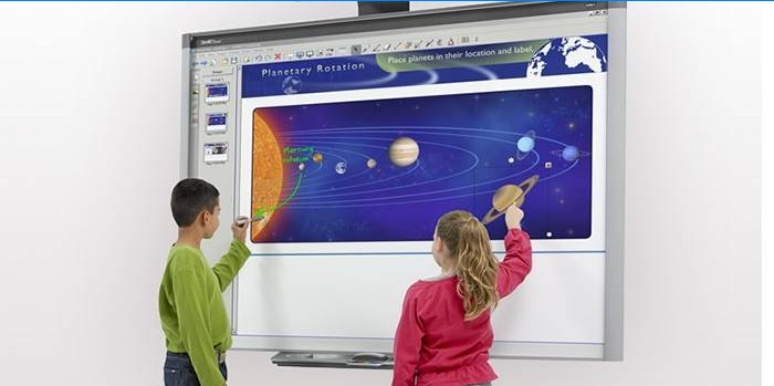 Kinder in der Nähe des interaktiven Whiteboards