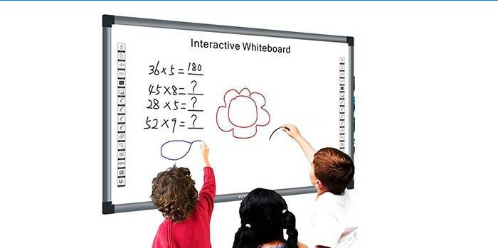 Kinder in der Nähe des interaktiven Whiteboards ScreenMedia M-80