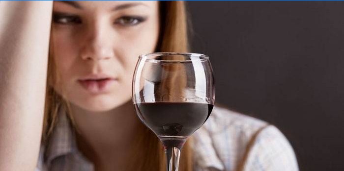 Mädchen mit einem Glas Wein