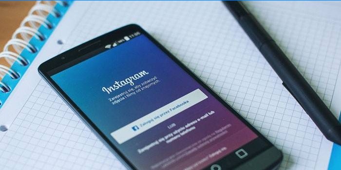 Instagram-Anwendung auf dem Telefon, Notebook und Stift