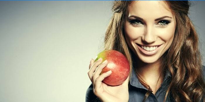 Mädchen mit Apfel in der Hand