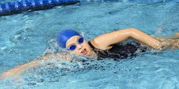 Mädchen schwimmt im Pool