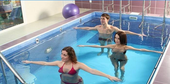 Jungs und Mädchen machen Aqua-Aerobic