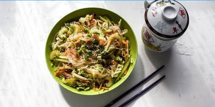 Asiatische Suppe mit Funchose vor dem Hinzufügen von Brühe