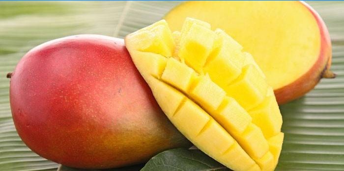 Mangofrucht ganz und in Scheiben geschnitten