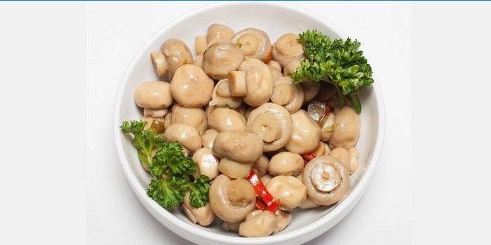 Eingelegte Champignons in einem Teller