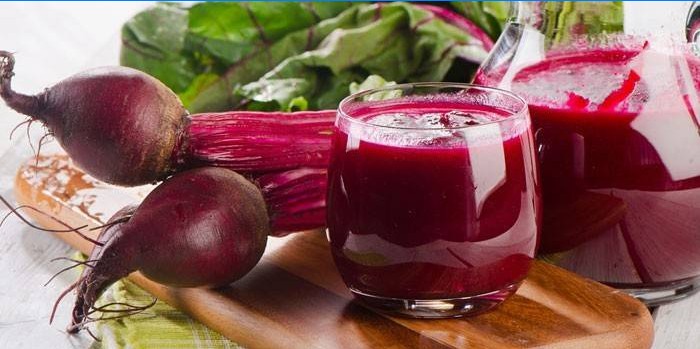 Rote-Bete-Saft in einem Glas und Rüben