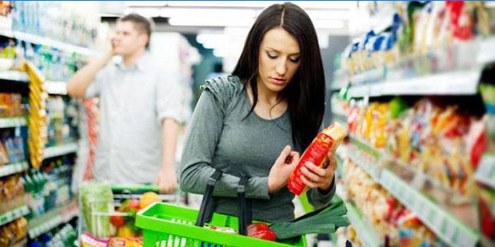 Mädchen im Supermarkt