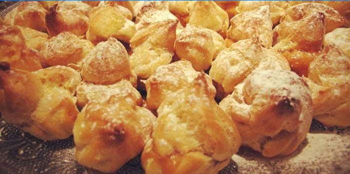 Profiteroles mit gekochter Kondensmilchcreme und saurer Sahne