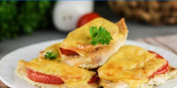 Gebackene Hühnerkoteletts mit Tomaten und Käse