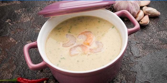 Garnelen-Knoblauch-Sahne-Suppe in einem Teller