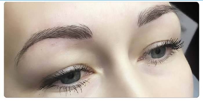 Augenbrauen nach dem Microblading