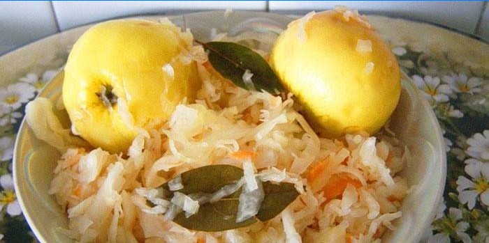 Sauerkraut mit ganzen eingeweichten Äpfeln