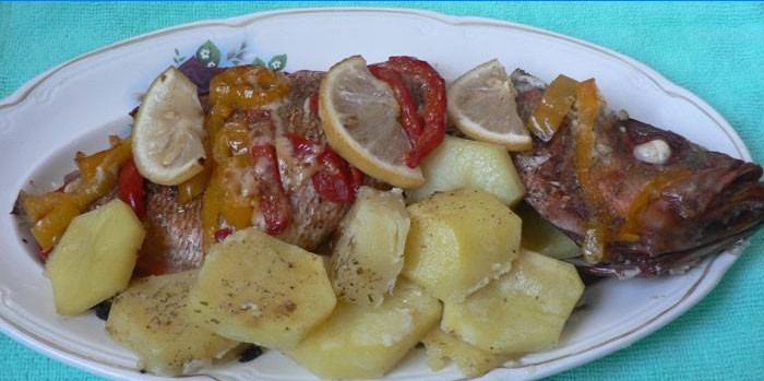 Gebackener Barsch mit Kartoffeln und Gemüse