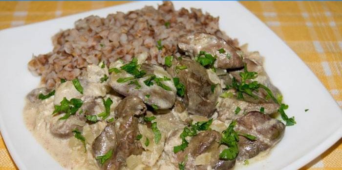 Hühnerleber in Sauerrahmsauce mit Buchweizen