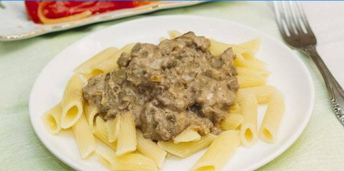 Geschmorte Hühnerleber in Sauerrahmsauce mit Nudeln