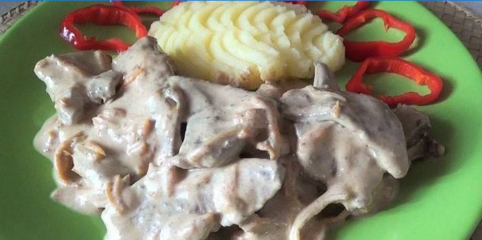 Sojasauce in Sahnesauce mit Kartoffelpüree