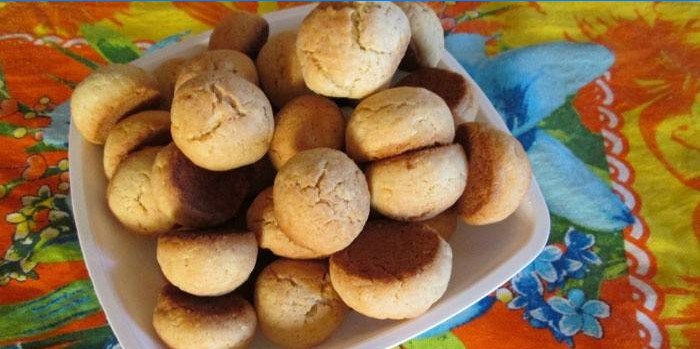 Sandbrötchen auf einem Teller