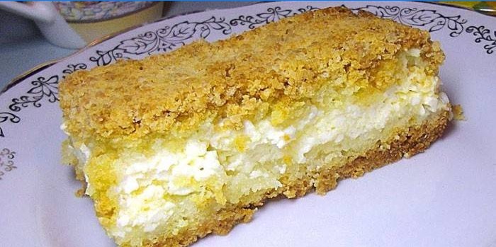 Ein Stück Mürbteigkuchen mit Quarkfüllung