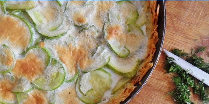 Zucchinikuchen in einem Backblech